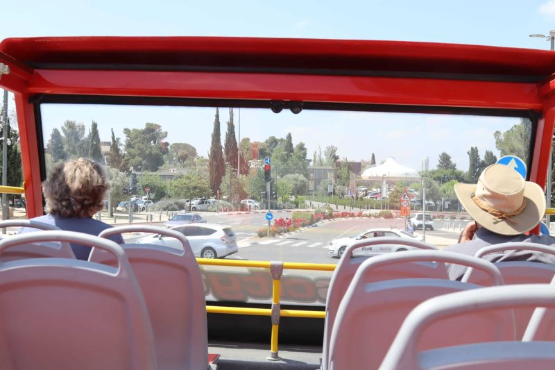 נוח וקל במבט על בסיור עם אוטובוס תיירותי דו קומתי בירושלים. צילום: שמואל ברעם