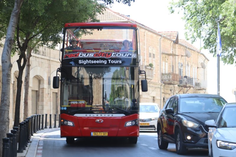 15 אתרי תיירות בליווי הסברים ב- 25 שפות באוטובוס תיירותי דו קומתי בירושלים. צילום: שמואל ברעם