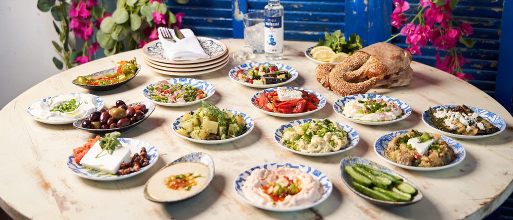תפריט יווני מגוון בסלון יווני אשדוד. צילום: שירן שי כהן