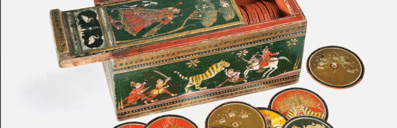 קופסא עם קלפי משחק הודו המאה ה-17, פאר עולם האסלאם. צילום: אבשלול אביטל באדיבות המוזיאון לאמנות האסלאם ירושלים