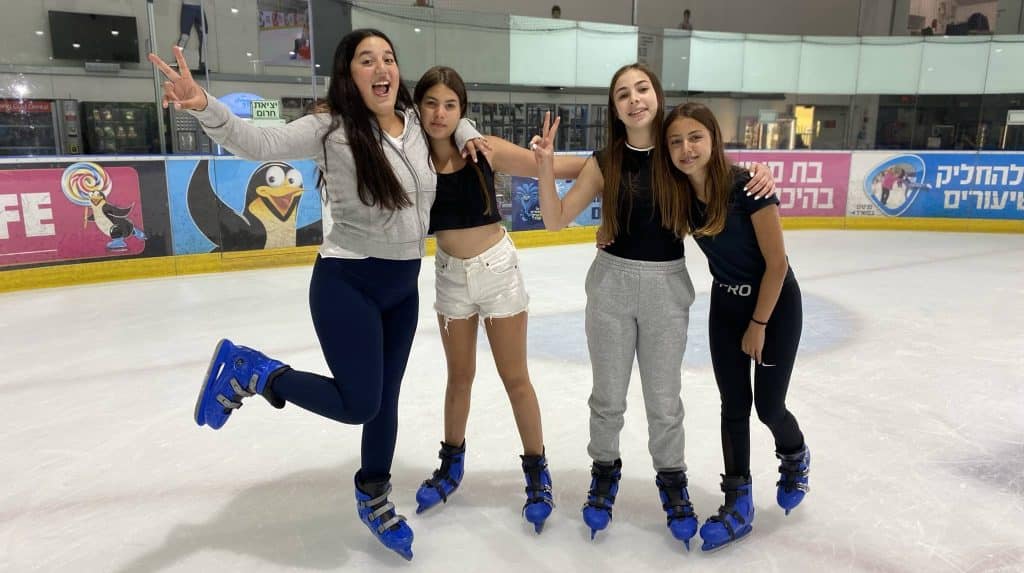 החלקה על הקרח במתחמי אייס פיקס. צילום: עמית שיסל