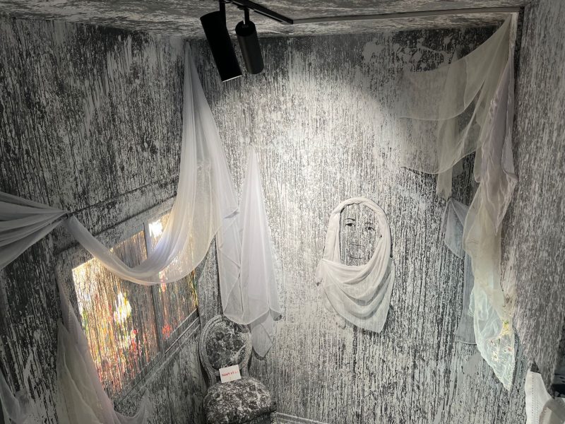 חדר האם עם מכונת התפירה. מחאה על מעמד האישה בחברה הדורזית בבית הצבעים. צילום: ישראלינג