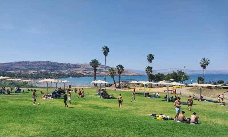 חוף צמח קיבל את הכבוד עם "דגל כחול" למצויינות. צילום: נועה אלפנדרי, איגוד ערים כינרת