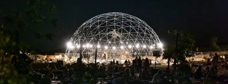 פסטיבל מטאורה בכפר הנוקדים מכגל של אנרגיות טובות. צילום: נועם שוגונובסקי