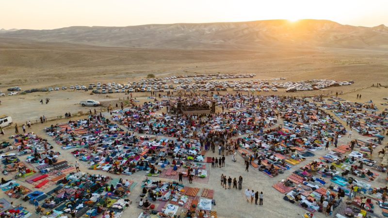 משש בערב עד לזריחה חגיגה של מוזיקה במדבר בחוות הנוקדים. צילום: נועם שוגונובסקי