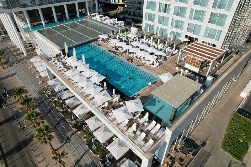 הבריכה של מלון קמפינסקי תל אביב. צילום: סטודיו לובן