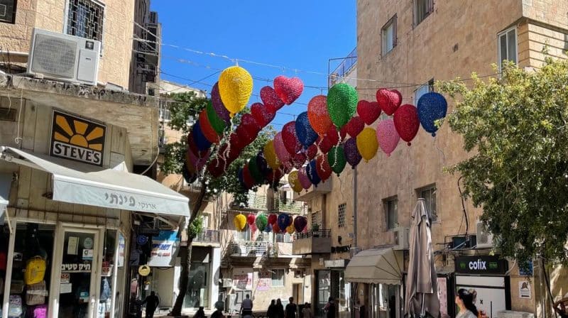 אלמנטים תלויים ברחוב דורות ראשונים בירושלים. צילום: ישראלינג