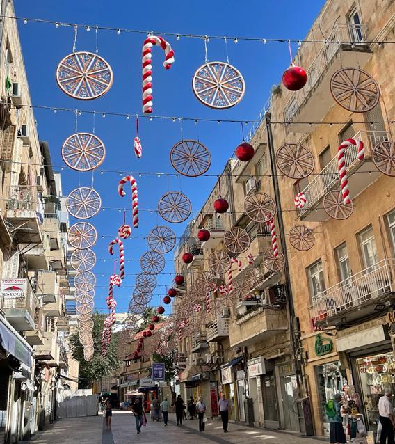 רחוב בן הלל בירושלים עם מקלות סבא באדום ולבן. צילום: ישראלינג