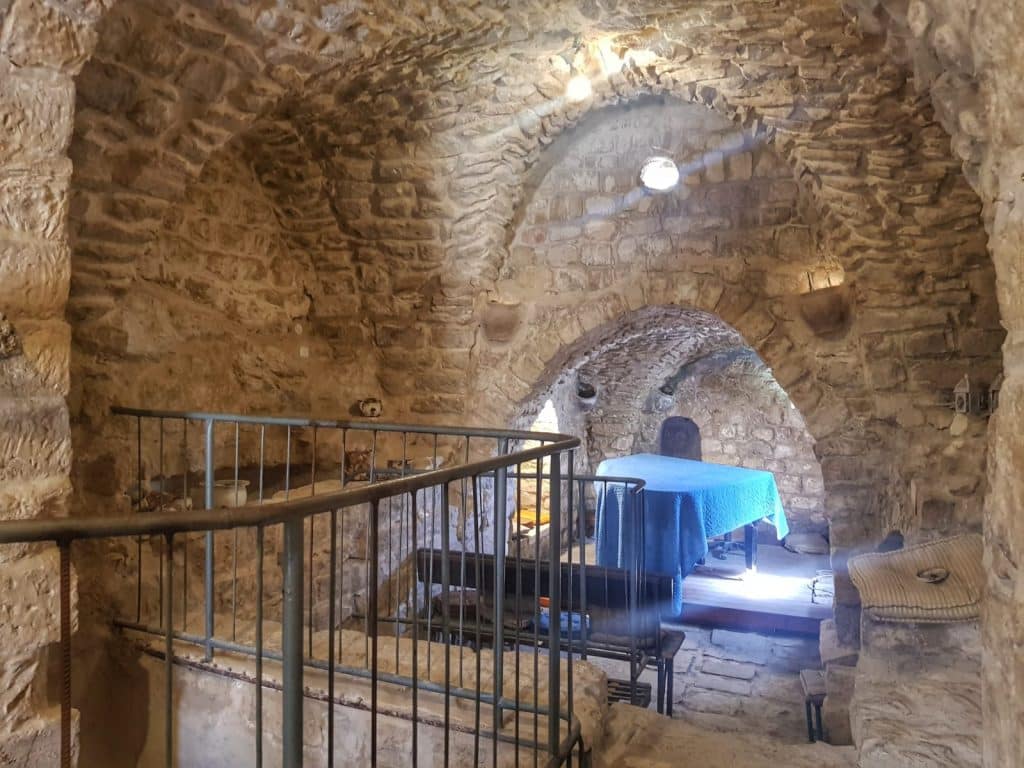 מסע במערכת מנהרות קדומה בצפת. צילום: שלגית אשטמקר