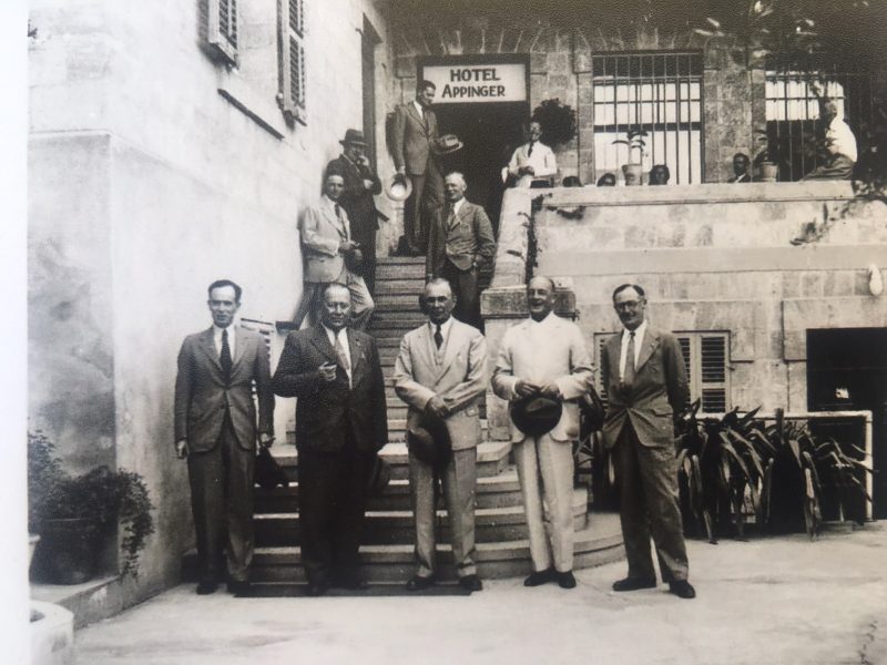 ועדת פיל בכניסה למלון אפינגר - קולוני שנת 1936. צילום: באדיבות משפחת אפינגר