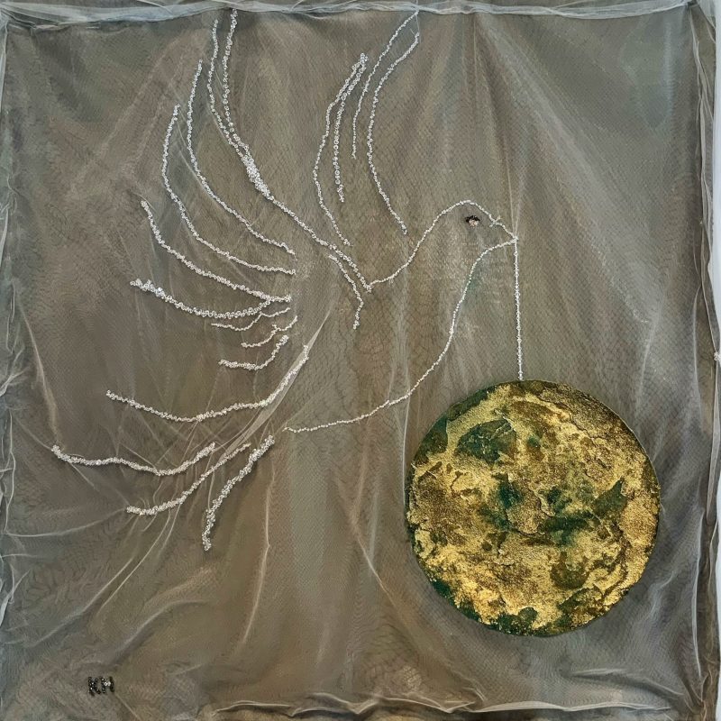 יצירה של קרן חנן, אבני סוורובסקי ועלי זהב. בתערוכת צעיפים מדברים. צילום: קרן חנן