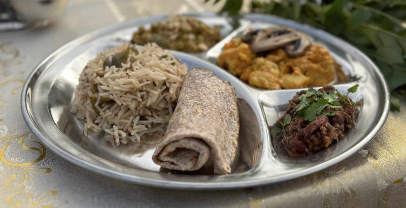 ארוחת הודית בריקשה בתעוז. צילום: ליהי רוזנברג, דיגיטל תיירות מטה יהודה