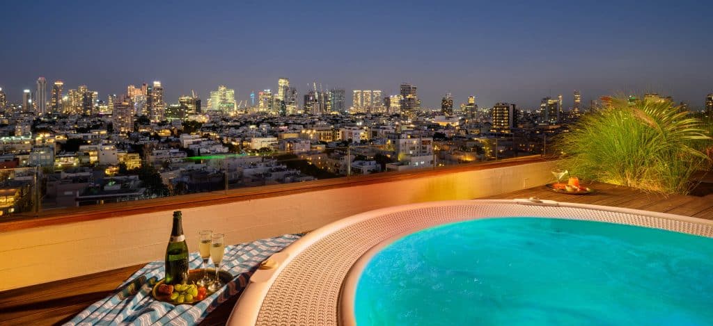 הג'קוזי על גג מלון קרלטון תל אביב. צילום: איה בן עזרי