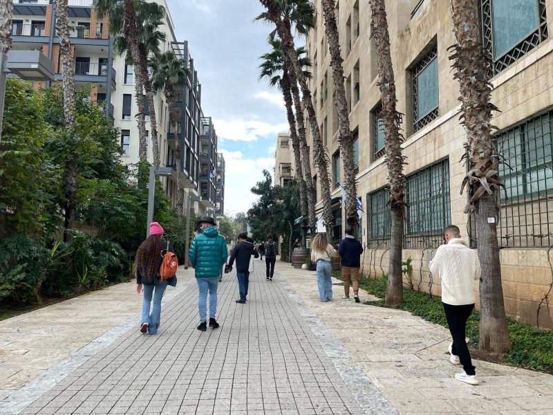 צועדים בשדרות ירושלים אל הטעימה הבאה. צילום: ישראלינג