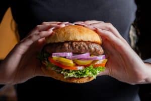 המבורגר אנטריקוט בתפריט של מסעדת השף רמבלה. צילום: אופיר קפון