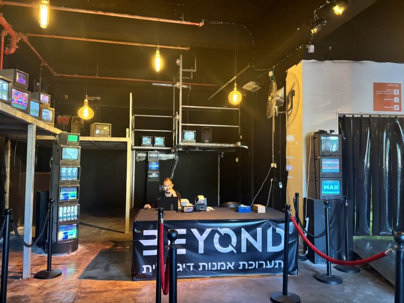 כבר מהכניסה נכנסים לאווירת ההיצירה בתערוכת BEYOND. צילום: ישראלינג