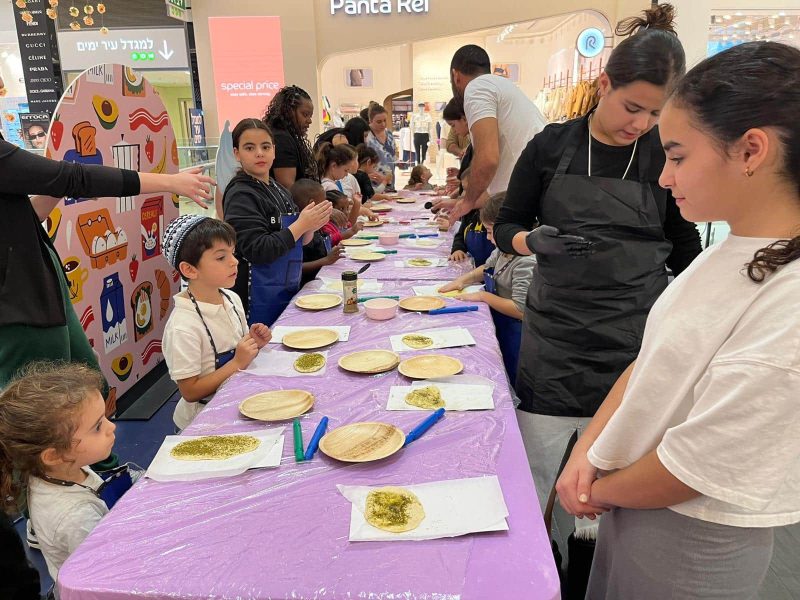 סדנאות בישול חינם לילדים במהלך אוגוסט בקניון שער הצפון. צילום: מוגו' הפקות