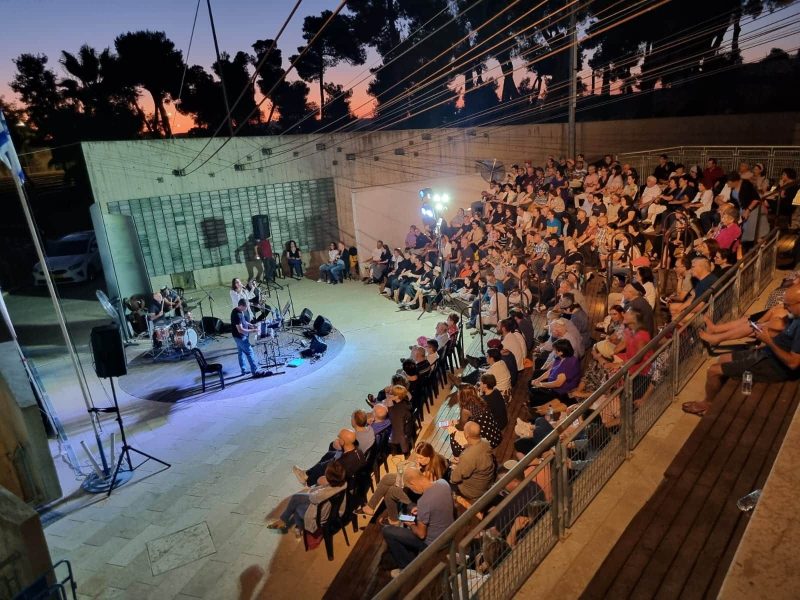 ערב שירה טו באב בגבעת התחמושת. צילום: באדיבות גבעת התחמושת