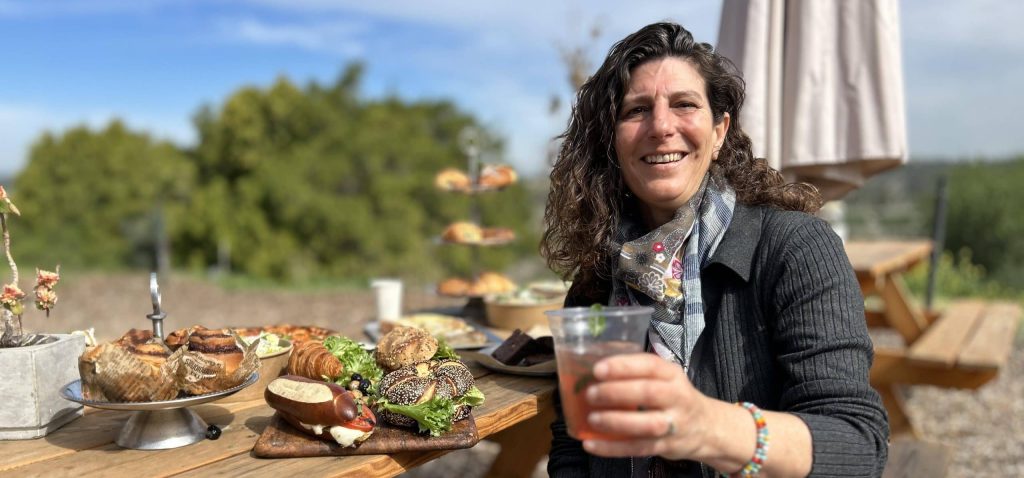 איריס כץ, כתבת אתר ישראלינג בפסטיבל האוכל מטה יהודה. צילום: עצמי