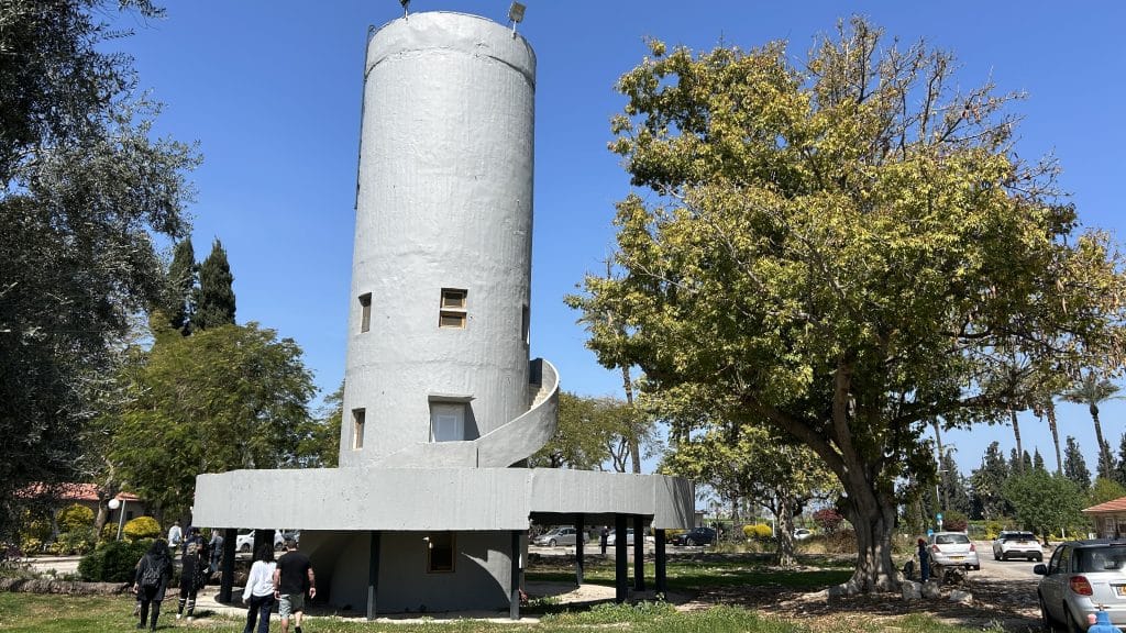 אם תקשיבו טוב-טוב, אולי תשמעו את הלחישות מהעבר. צילום: איריס כץ