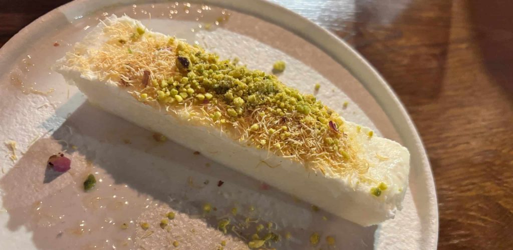 קינוח מתוק מהתפריט של מסעדת LUX בחיפה. לילות בירות – הקינוח המזרח תיכוני - קרם עשיר, סירופ ורדים ופיסטוקים. צילום: ישראלינג