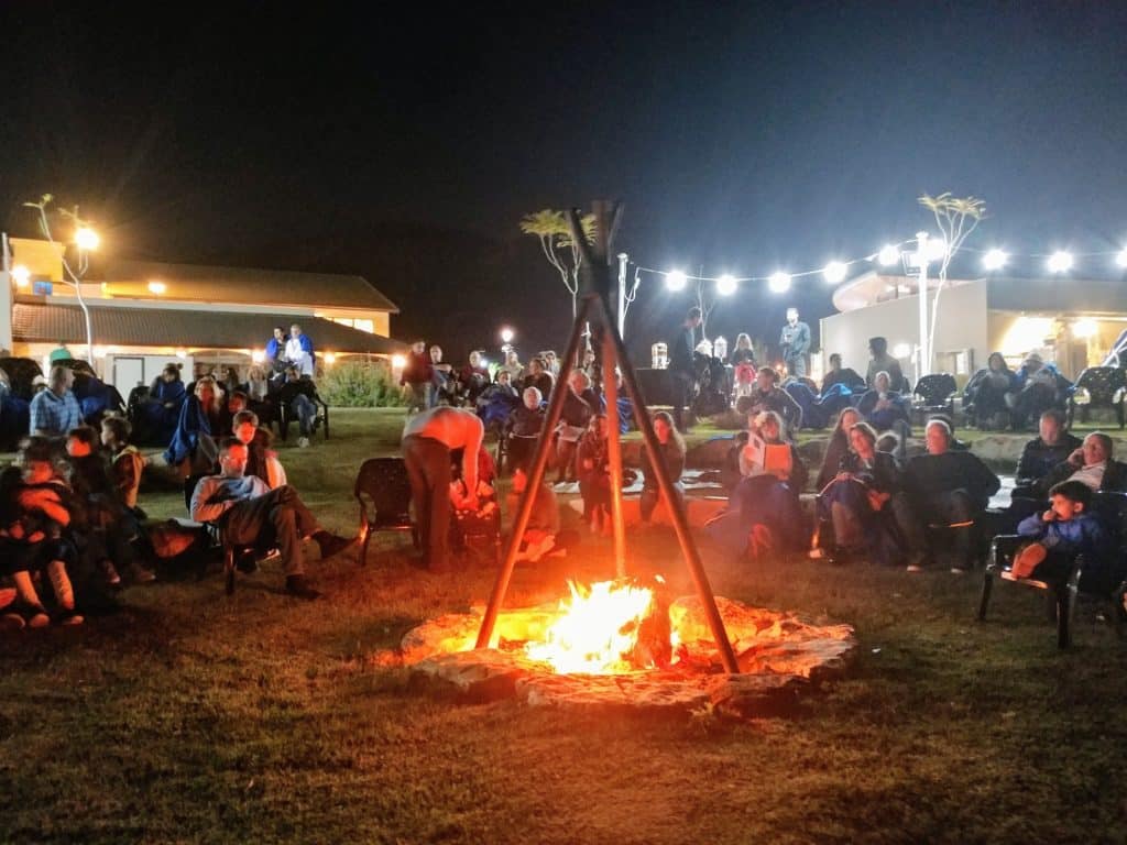 סאמר קאמפ עם מדורה ומרשמלו, במלון גליליון. צילום: יחצ