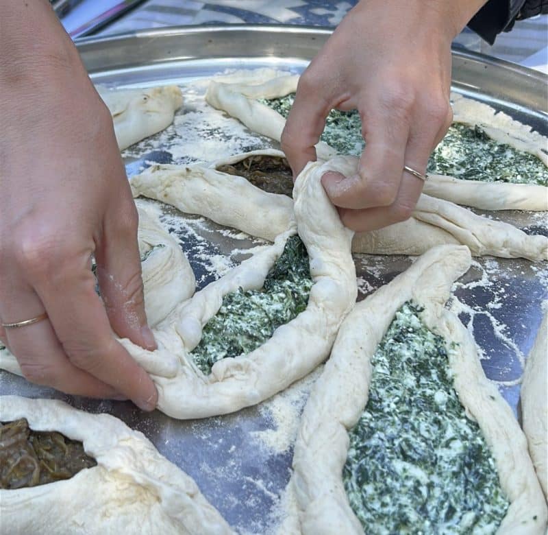 מכינים מאפים ממולאים עם עדוש. צילום: איריס כץ