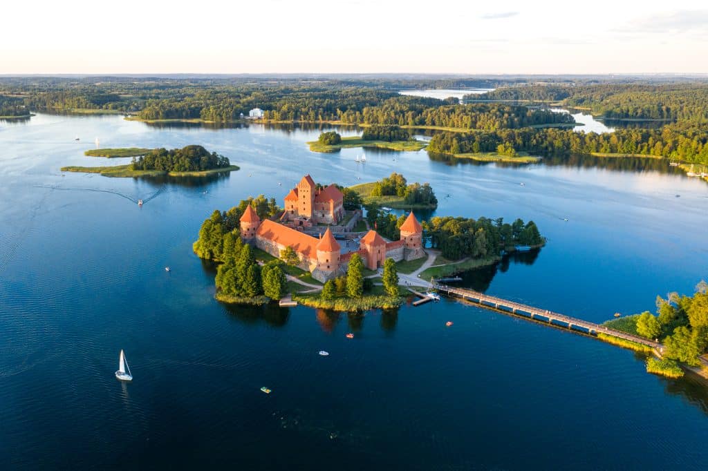 טירת טרקאי- טירה יפהפייה על אי באגם גלווה. Trakai Castle © Giedrius Akelis