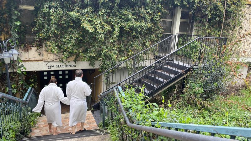 הכניסה לספא אחוזת אסיינדה ביער. צילום: ישראלינג