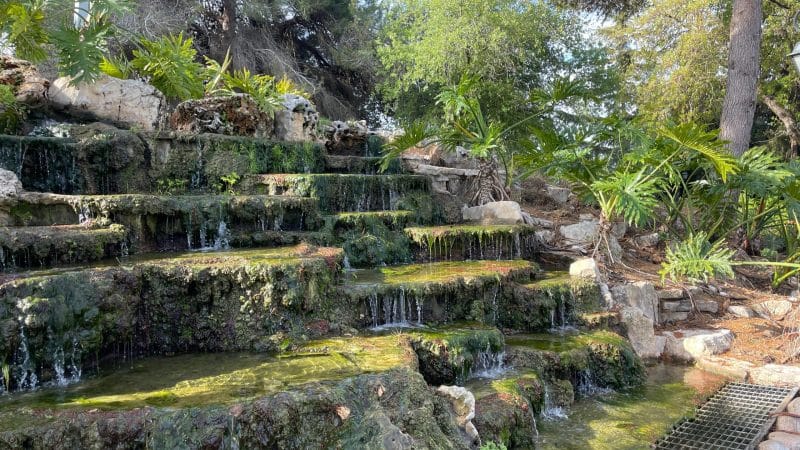 מפלי מים באחוזת אסיינדה ביער. צילום: ישראלינג