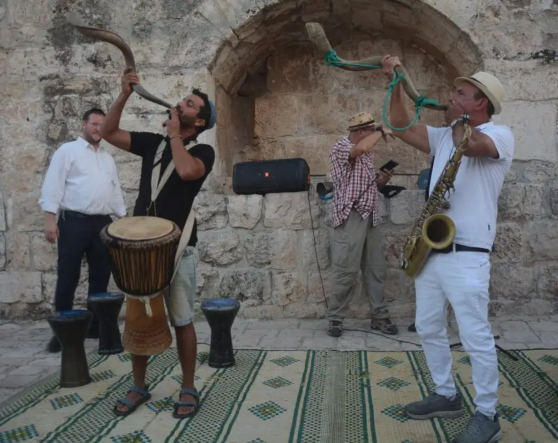 שופר על טיילת החומות בירושלים בסיור סליחות