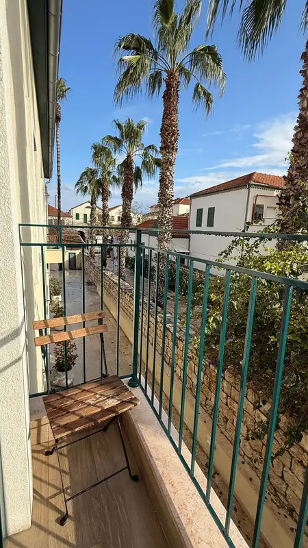 מבט מבלקון של בוטיק 49
