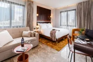 רשת מלונות אדם הוטלס במבצע חגיגות לרגל אביב 2026 - חדר במלון פיורי בתל אביב. צילום: יח"צ