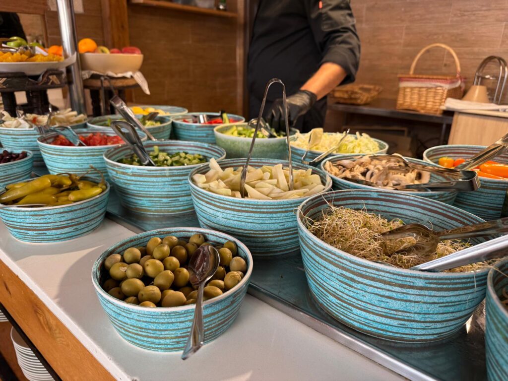 ארוחת הבוקר של מלון שנגרילה ומלון אורכידאה אילת. צילום סיגל קליין