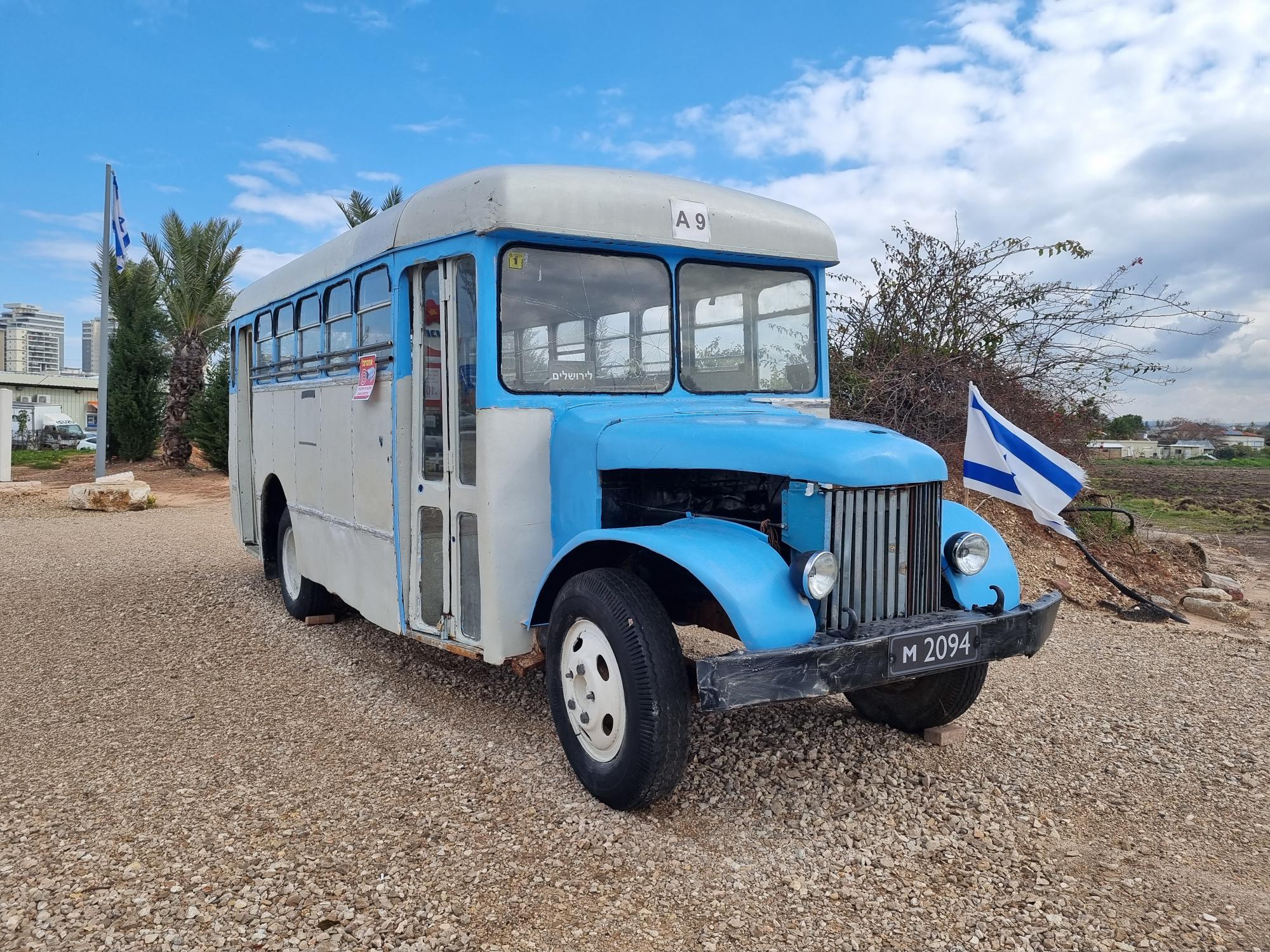 האנדרטה בכניסה לנחלים