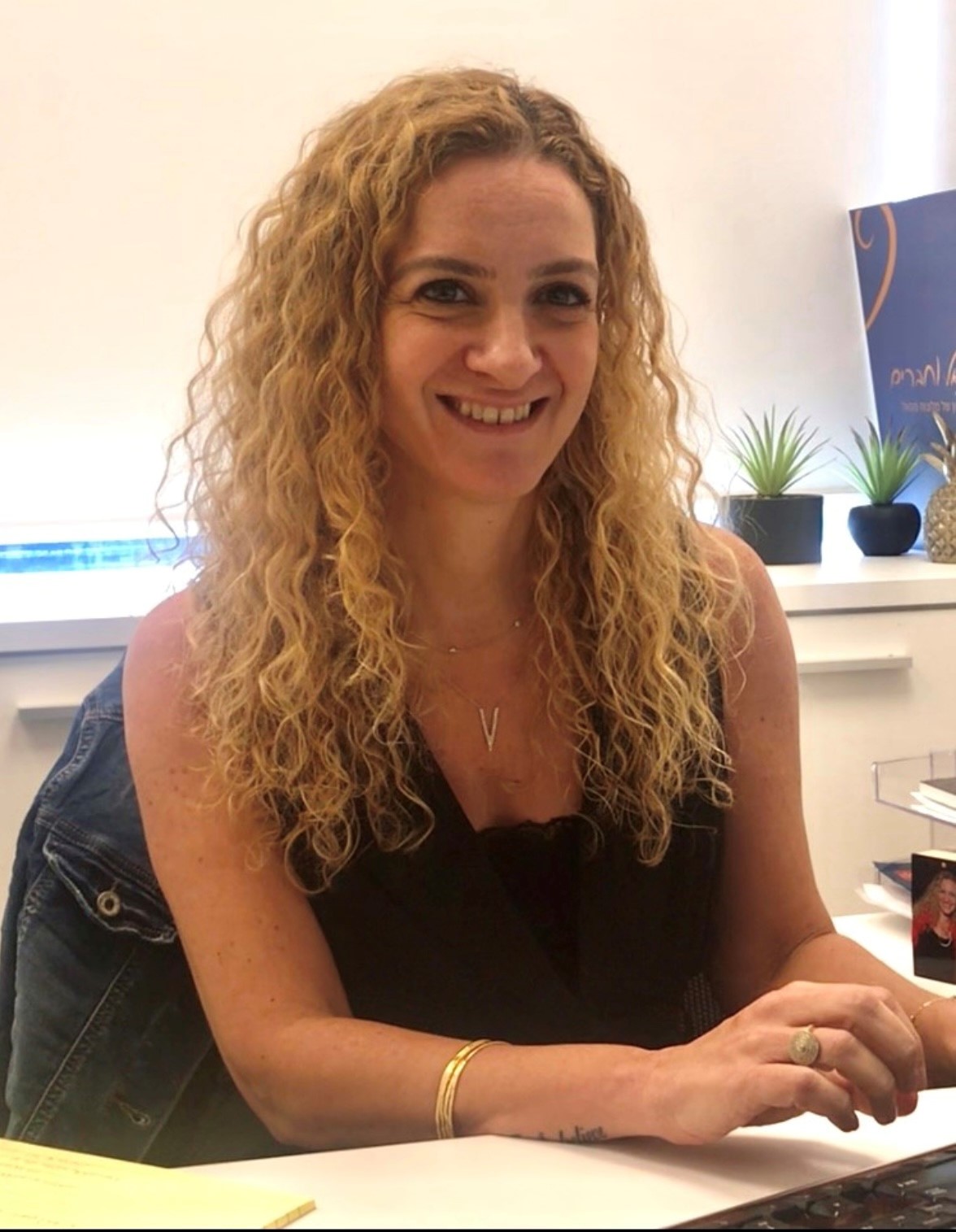מיה אשכנזי מנהלת מועדון פתאל וחברים