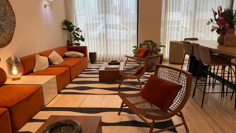 הלובי של מלון נוצ'ה וחלונות אל הרחוב הירושלמי. צילום: סיגל קליין