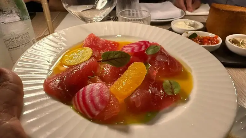 סשימי עם הדרים וסלקים צבעוניים, מסעדה זהרה. צילום: סיגל קליין