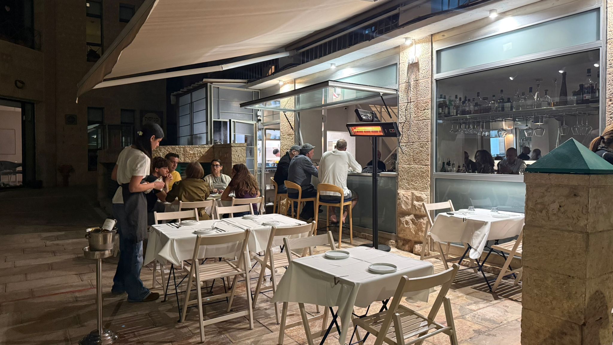 החלק החיצוני והפנימי של מסעדת צ'וטה בירושלים