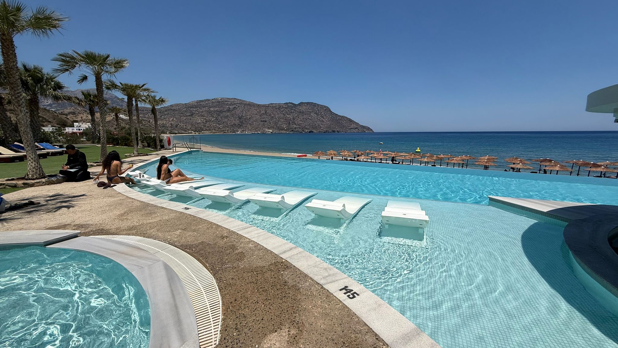 בריכת אינפינטי במלון Konstantinos Palace