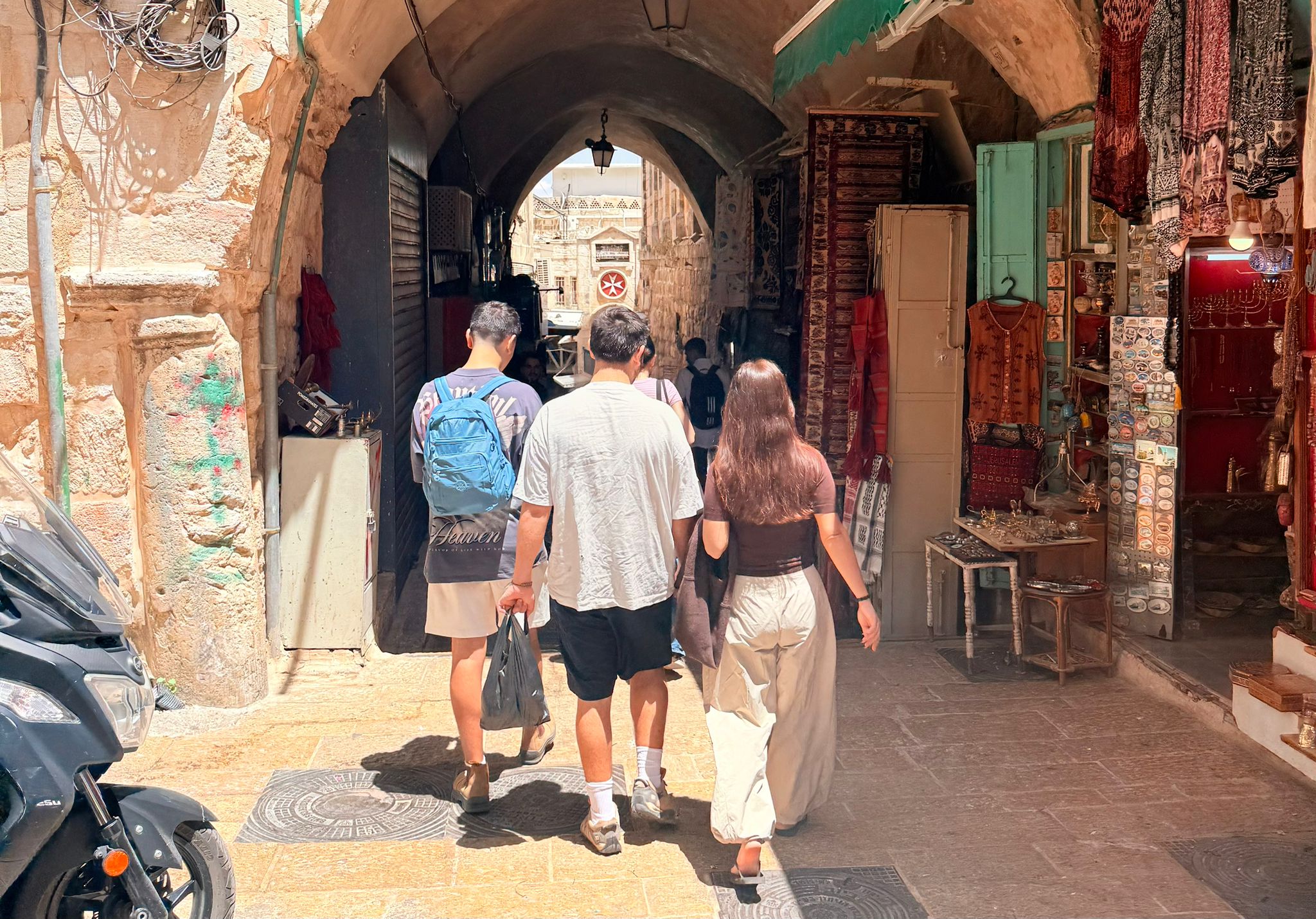 המנומש מנווט ומדריך בעיר העתיקה