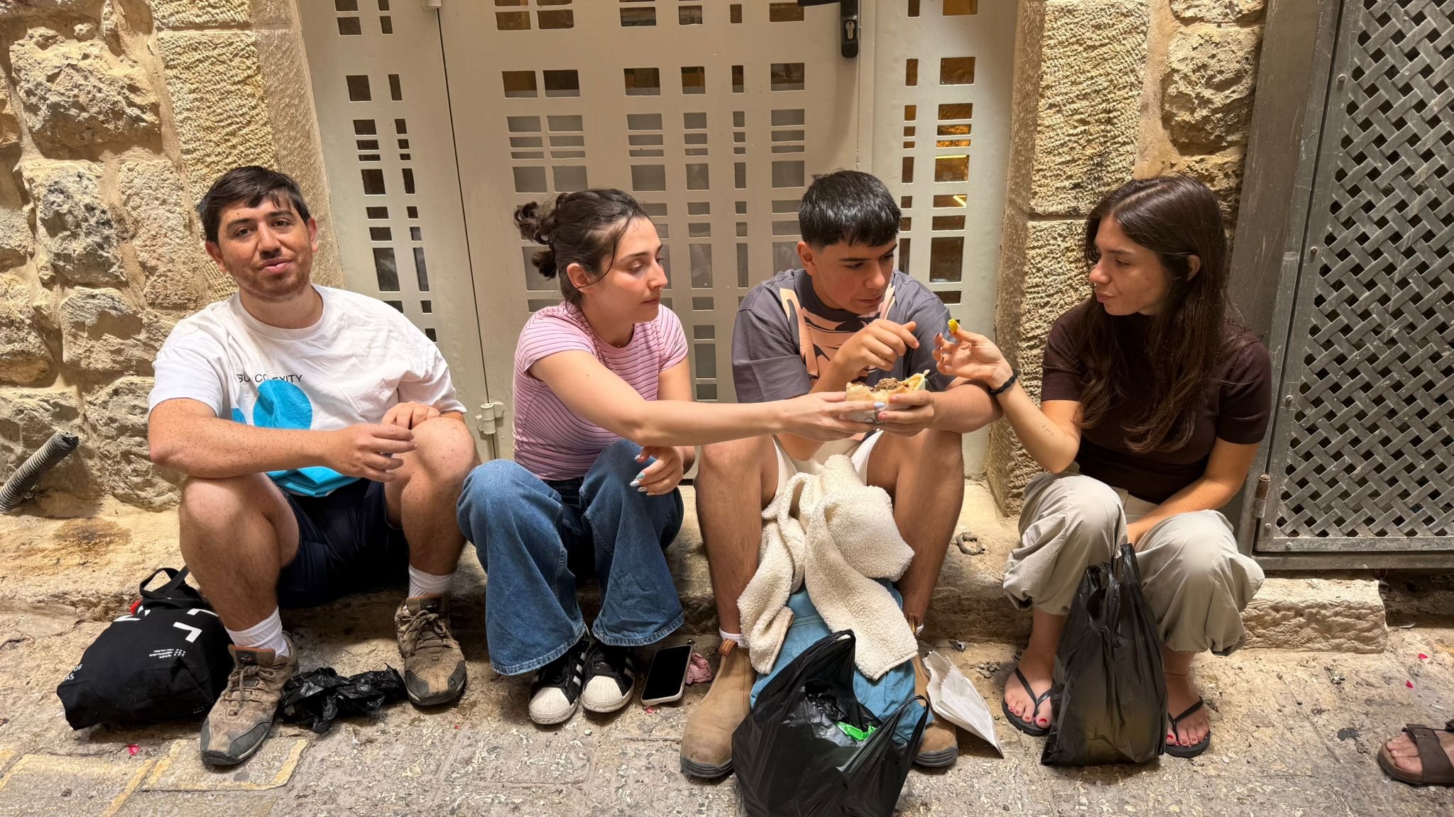 המשפחה חולקת אוכל בשוק