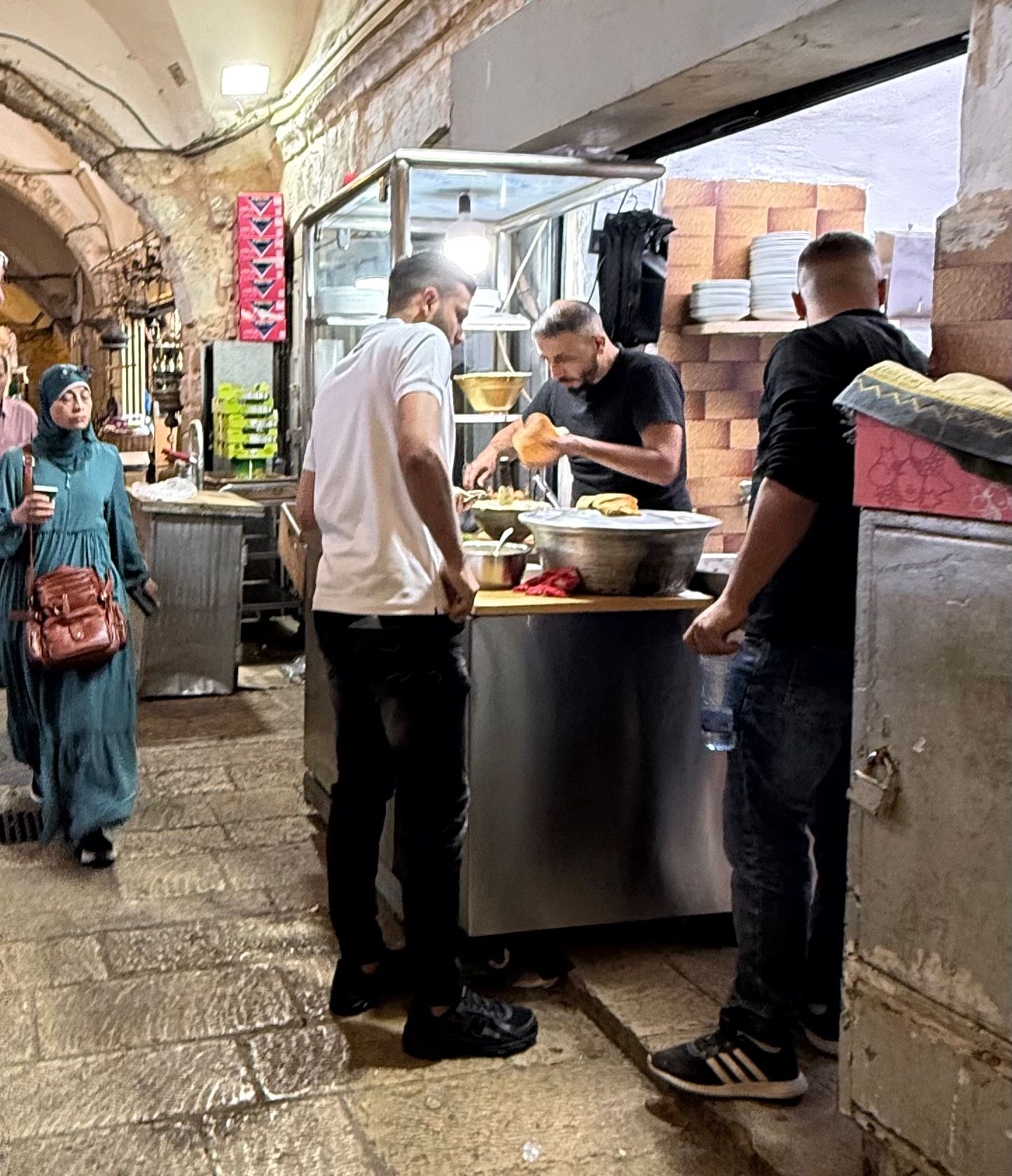 צלחת חומוס ערפאת בעיר העתיקה
