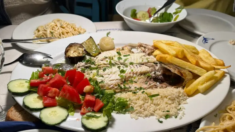ככה זה שאתה על אי קרוב לים, מנת דג עסיסי. צילום: סיגל קליין