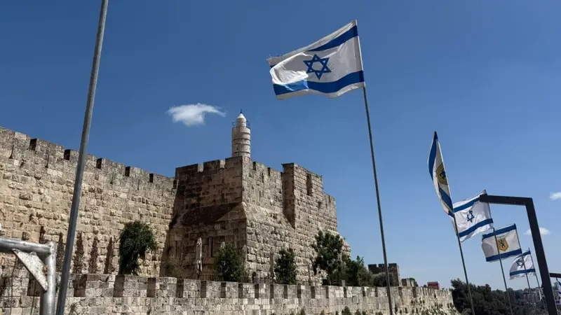 סיור משפחתי בניצוח מנומש הבית ובני המשפחה בעיר העתיקה בירושלים. צילום: סיגל קליין