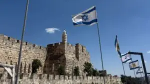 סיור משפחתי בניצוח מנומש הבית ובני המשפחה בעיר העתיקה בירושלים. צילום: סיגל קליין