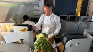 לראשונה בארקיע: “שף און בורד” בטיסה לניו יורק. ארקיע ושחף שבתאי. צילום: דוברות ארקיע