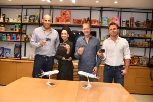 טקס החתימה. איתמר אורי, יפית וליאור. צילום: אבשלום שושני