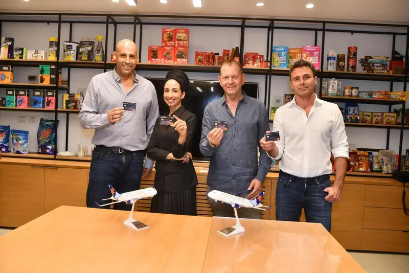 טקס החתימה. איתמר אורי, יפית וליאור. צילום: אבשלום שושני