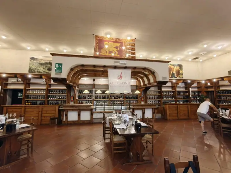 9 מדליות בתחרות היין היוקרתית Città del Vino- אולם הטעימה של התחרות. צילום: עידן בר אולפן